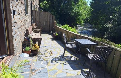 Corris House | Cosy riverside cottage in beautiful Corris