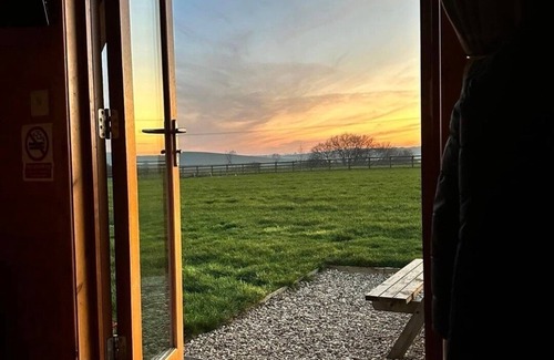 Grantham Cabin | Cosy Rural Cabin with Wood Fired Hot Tub