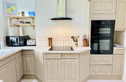 Cooden Cottage | Cosy Seaside Cottage sleeps 6 pets welcome