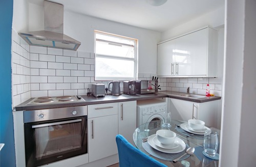 Stroud Green Apartment | Cosy & Spacious Flat - Moments To London City - Sleeps 4