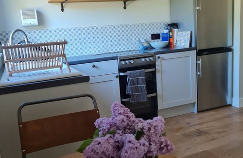 Newtyle Apartment | Cosy studio annex in peaceful countryside. Dog friendly.