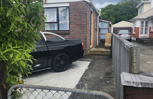 Upper Hutt Apartment | Cosy studio walking distance to shops rails. 45 minutes from the city