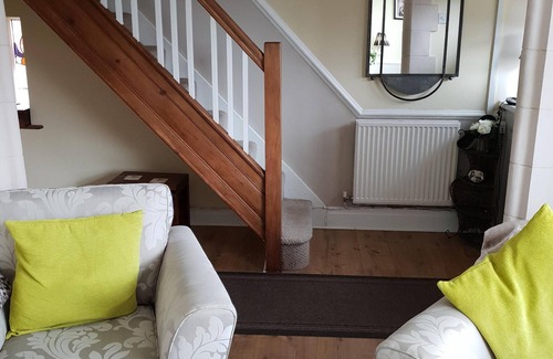 Hoylake House | Cosy& stylish 2 bed home near beach, pubs , railway station& golf course.