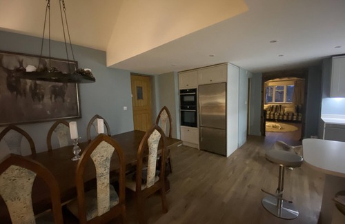 Ockley House | Cosy Stylish Cottage in The Surrey Hills, sleeps 6 (can+2 annex)