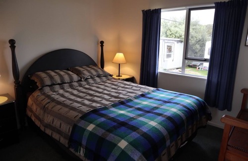 Pataua House | Cosy three-bedroom bach - 20-second walk from the beach - kayaks, mooring