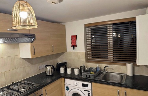 Tottenham Apartment | Cosy Urban Oasis 2 Bedroom Flat in Tottenham (Sleeps 5 People)