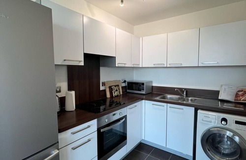 Bromley South Apartment | Cosy Urban Retreat in Bow - A stones throw from Bromley-By-Bow station!
