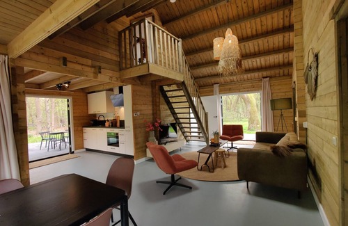 Zon en Schild House | Cosy wooden house with hot tub in forest