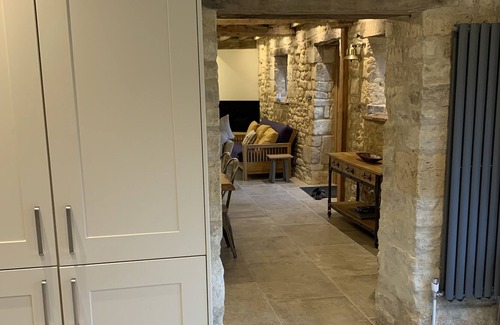 Mangotsfield Cottage | Cotswold converted stable with 2 bedrooms ensuite with spacious living area