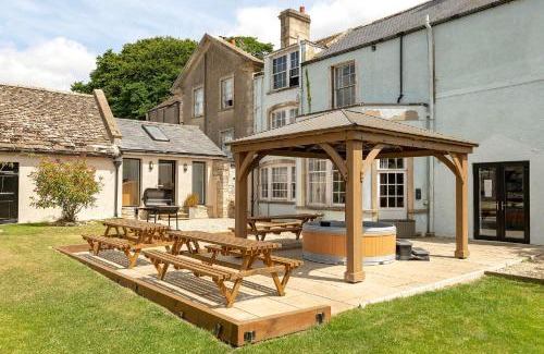 Petty France House | Cotswold Manor House - country house retreat with hot tub, ideal for large groups
