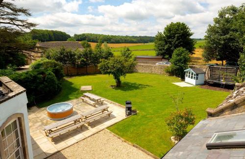 Petty France House | Cotswold Manor House - country house retreat with hot tub, ideal for large groups