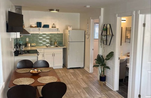 Wasaga Beach Cottage | Cottage ∙ 2 bedrooms ∙ 5 guests