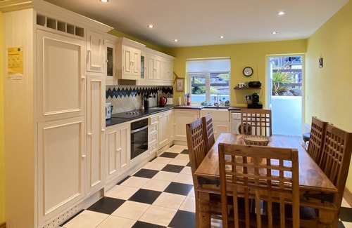 Roundstone Cottage | Cottage 457 - Roundstone - sleeps 6 guests in 3 bedrooms