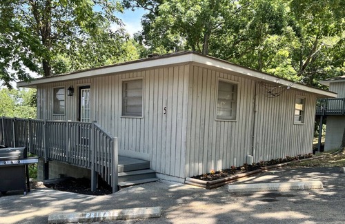 Almo Cabin | Cottage 5 · Lakefront Cottage on Kentucky Lake - Sleeps 8 - Pet Friendly!