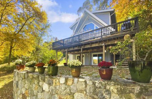 Newtown House | Cottage at Sunny Day