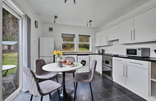 Lochgilphead Cottage | Cottage by Loch with Stunning Views