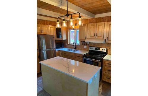 Amherst Cottage | Cottage by River Falls with Hot Tub & Sauna