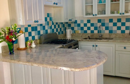 Silver Sands Villa | COTTAGE BY THE SEA - steps from Beach -chef included - THE YELLOW CANARY