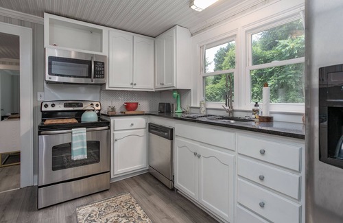 Old Irving Park House | Cottage Central to Downtown/Midtown & walk to hospital