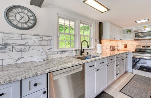 East Haddam House | Cottage-Chic Retreat < 1 Mi to Connecticut River!