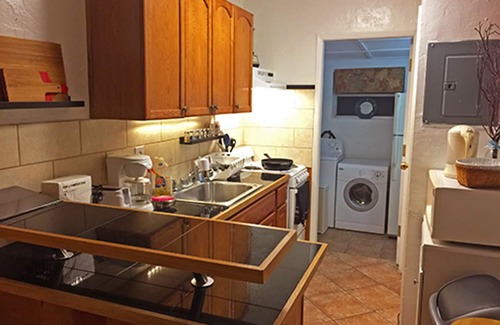 North Central Hollywood Cottage | Cottage. Clean/Quiet. 750sf, 1BR, 1BA. 24h Checkin. Laundry. Breakfast. Pool.
