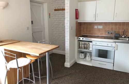 Cambridge Cottage | Cottage Elm Room at Wallis Farm House