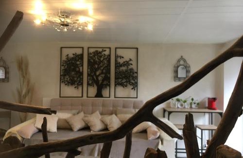 Saint-Ilpize Apartment | Cottage en bordure de rivière