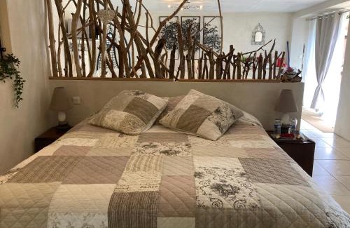 Saint-Ilpize Apartment | Cottage en bordure de rivière