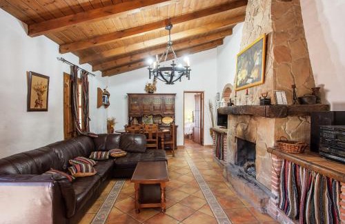 Antequera House | Cottage in Villanueva with Mountain Views