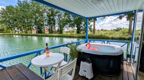 Ouges Boat Rental | Cottage flottant terrasse gamme supérieure option jacuzzi proche Dijon
