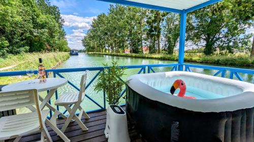 Ouges Boat Rental | Cottage flottant terrasse gamme supérieure option jacuzzi proche Dijon