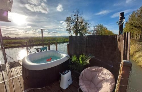 Ouges Boat Rental | Cottage flottant terrasse jacuzzi option aux Portes de Dijon