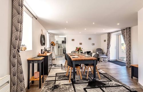 Guilers House | Cottage 'Gite 8 Pers Au Calme - 9kms Plages' with Shared Terrace, Private Garden and Wi-Fi