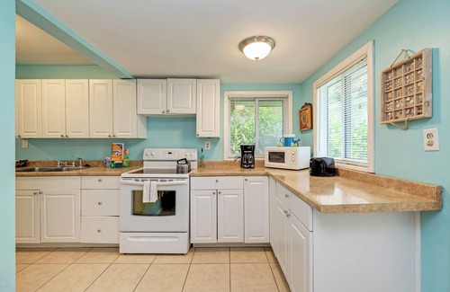 Bradenton Beach House | Cottage Haven-one Minute Walk To The Beach-private Yards-keyless Locks
