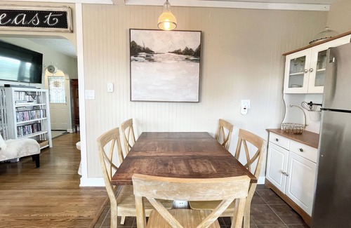 Cardston Cottage | Cottage in the Country-Only 30 min. from Waterton! Sleeps 6 -Hot Tub!