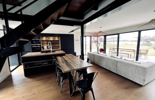 Montfarville Villa | Cottage les Pieds Dans L'eau