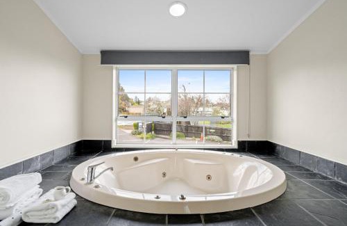 Two Mile Bay Hotel | Cottage Mews Motel