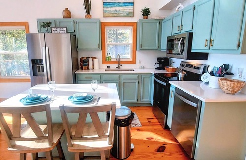Roxboro House | "Cottage On The Cove" Private Lakefront Paradise with Paddleboards & Kayaks