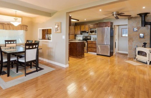 Port Severn House | Cottage on the lake. Great for a family or gathering with friends or events