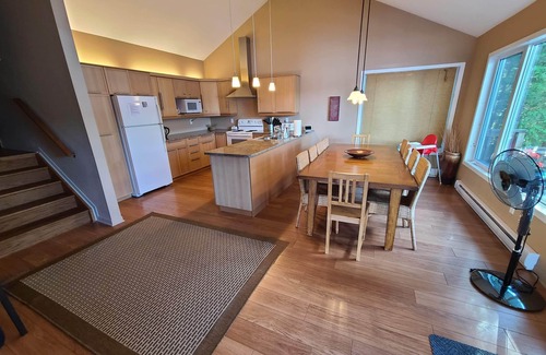 North Kawartha Cottage | Cottage on the lake! Beautiful 4 bedroom + 3 bath!