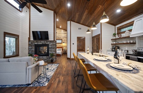 Broken Bow Cabin | Cottage on the Pond: Hot Tub, Patio, Fishing