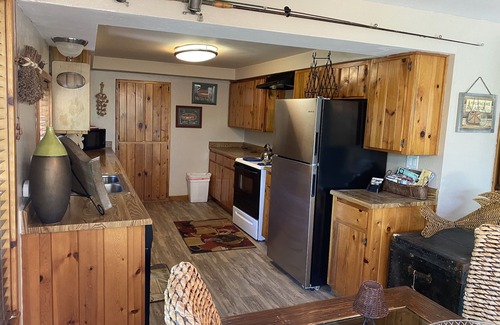 South Bechelli Cottage | Cottage on the Sacramento River in the City of Redding