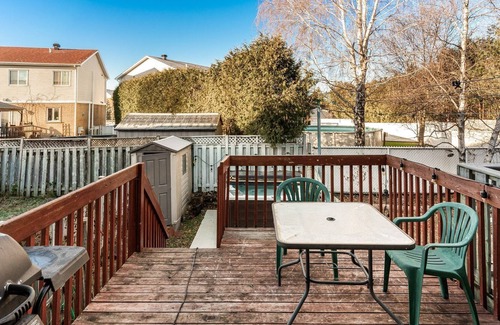 Brossard House | Cottage private spa & pool table