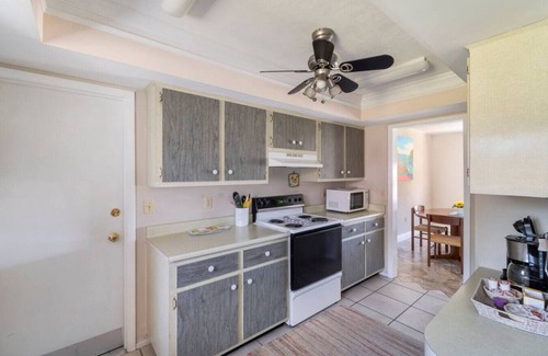 Gulf Gate Estates House | Cottage w/lanai and garage, 4 mi. Siesta Key