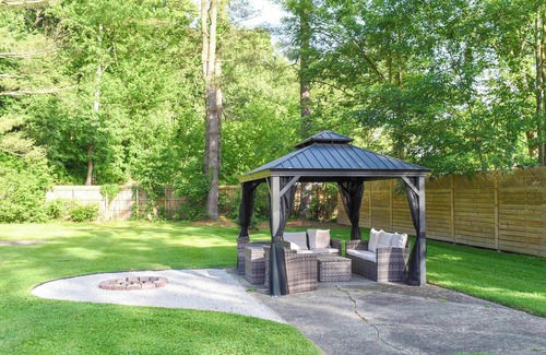 Nelsonville Cottage | Cottage w/Yard + Grill ~ 21 Mi to Hocking Hills!