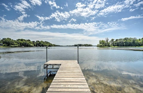 Lindstrom House | Cottage with Deck Situated on South Center Lake