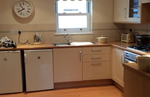 Babbacombe Cottage | Cottage with parking; sleeps 4; within walking distance of beach; dogs welcome.