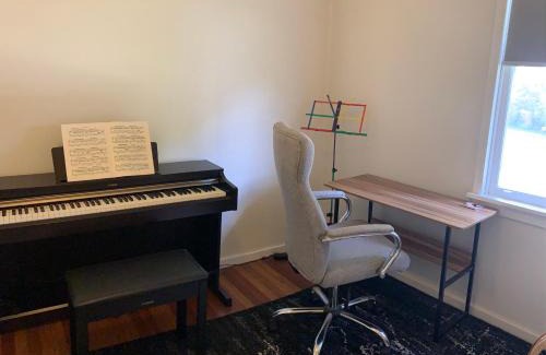 Singleton Heights House | Cottage with Piano, Books & Games in the Hunter