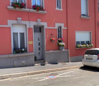 Longwy Agglomeration House | Couleur Framboise