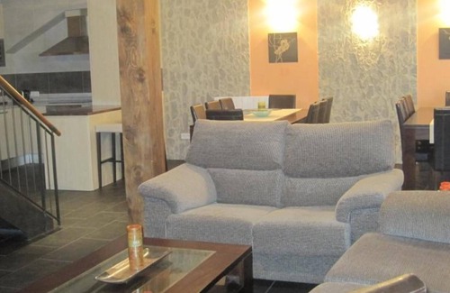 Pinilla de los Barruecos House | Country House 'Los Barruecos' with Mountain View, Shared Terrace and Wi-Fi